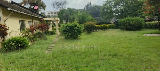 5 Bedroom Bungalow on 0.75ac for Commercial or Residential
