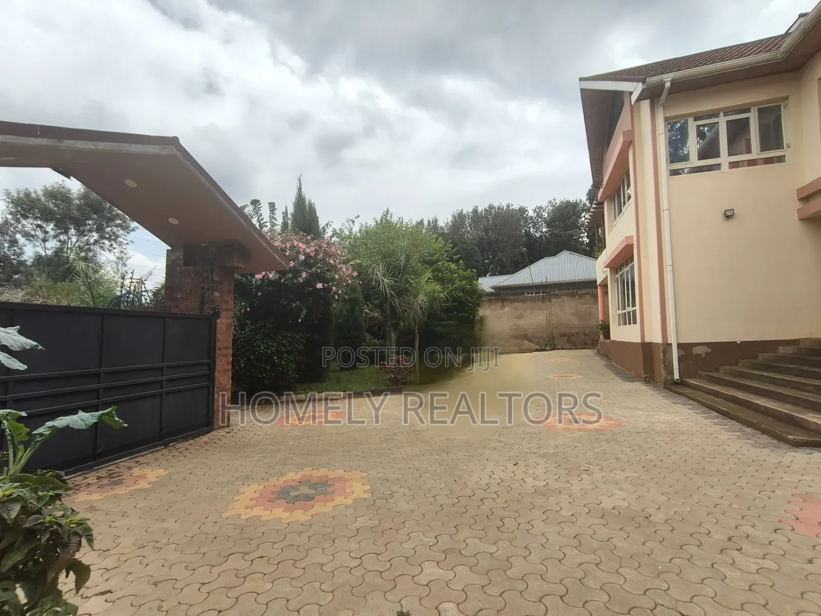8bdrm Mansion in Kerarapon Drive for rent