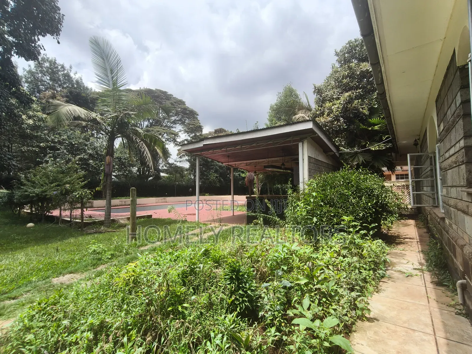 8bdrm Mansion in Kerarapon Drive for rent