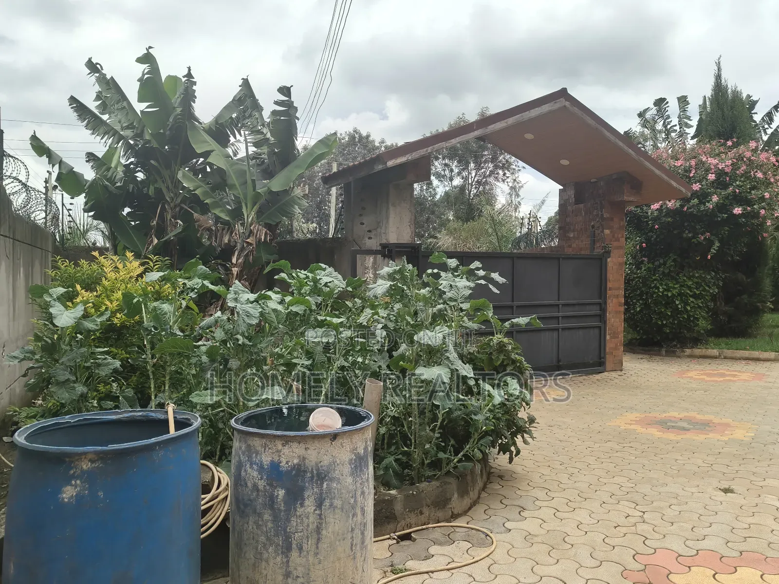 8bdrm Mansion in Kerarapon Drive for rent