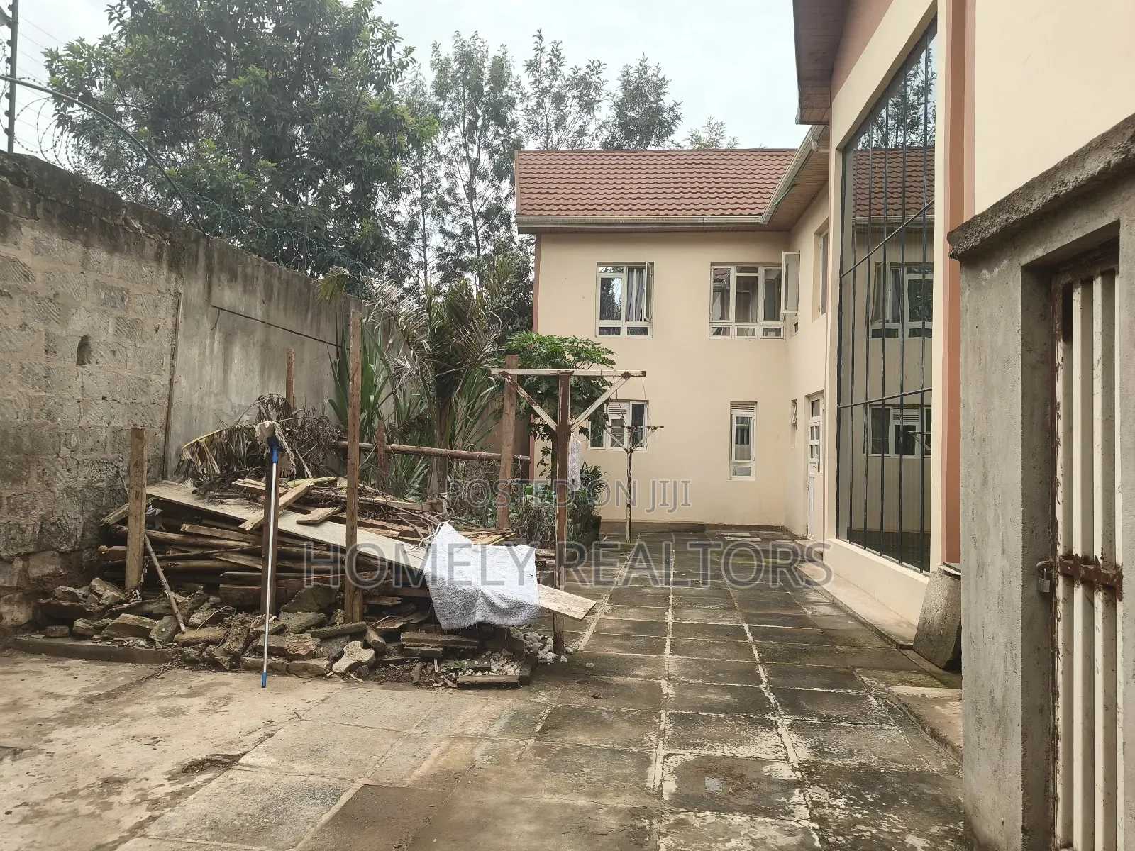 8bdrm Mansion in Kerarapon Drive for rent