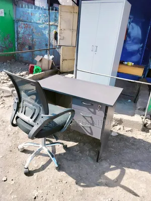 0.9m Office Desk/Chair