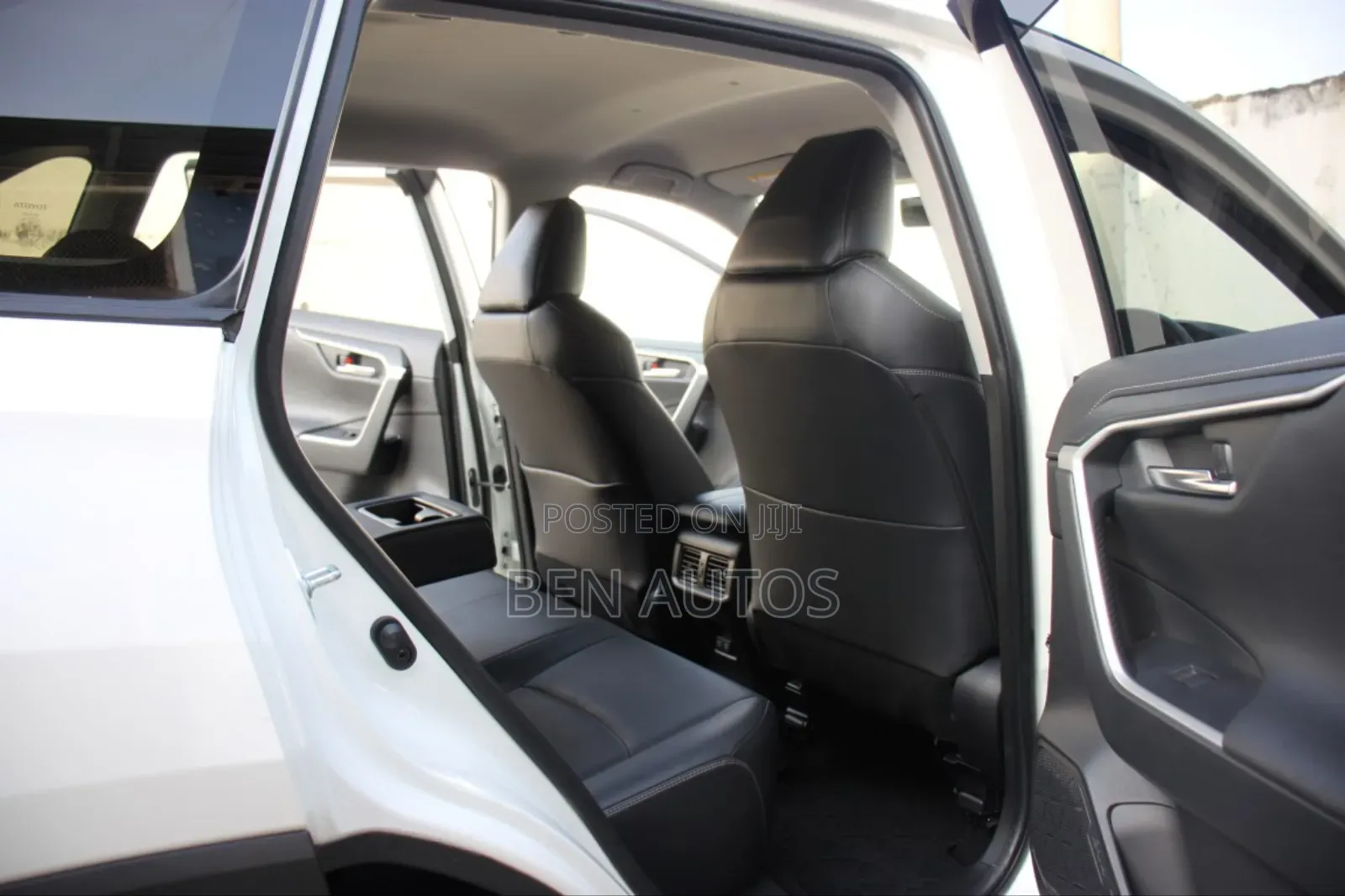 Toyota RAV4 XLE Premium AWD 2019 White