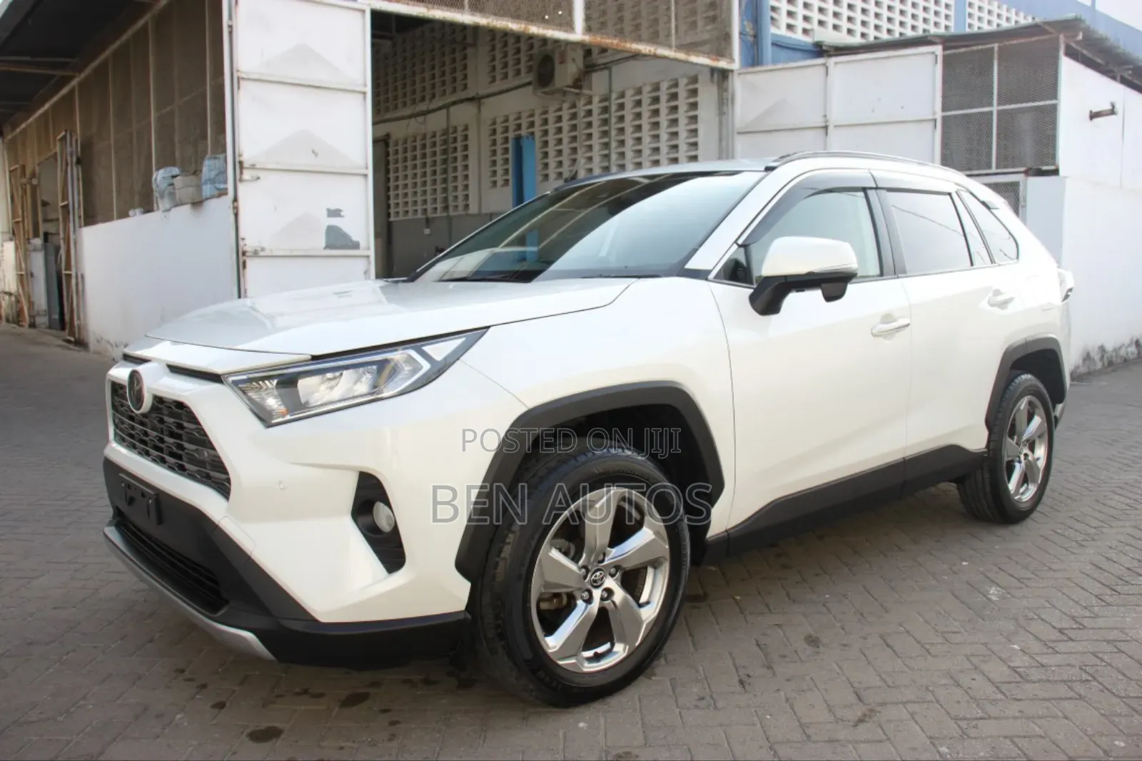 Toyota RAV4 XLE Premium AWD 2019 White
