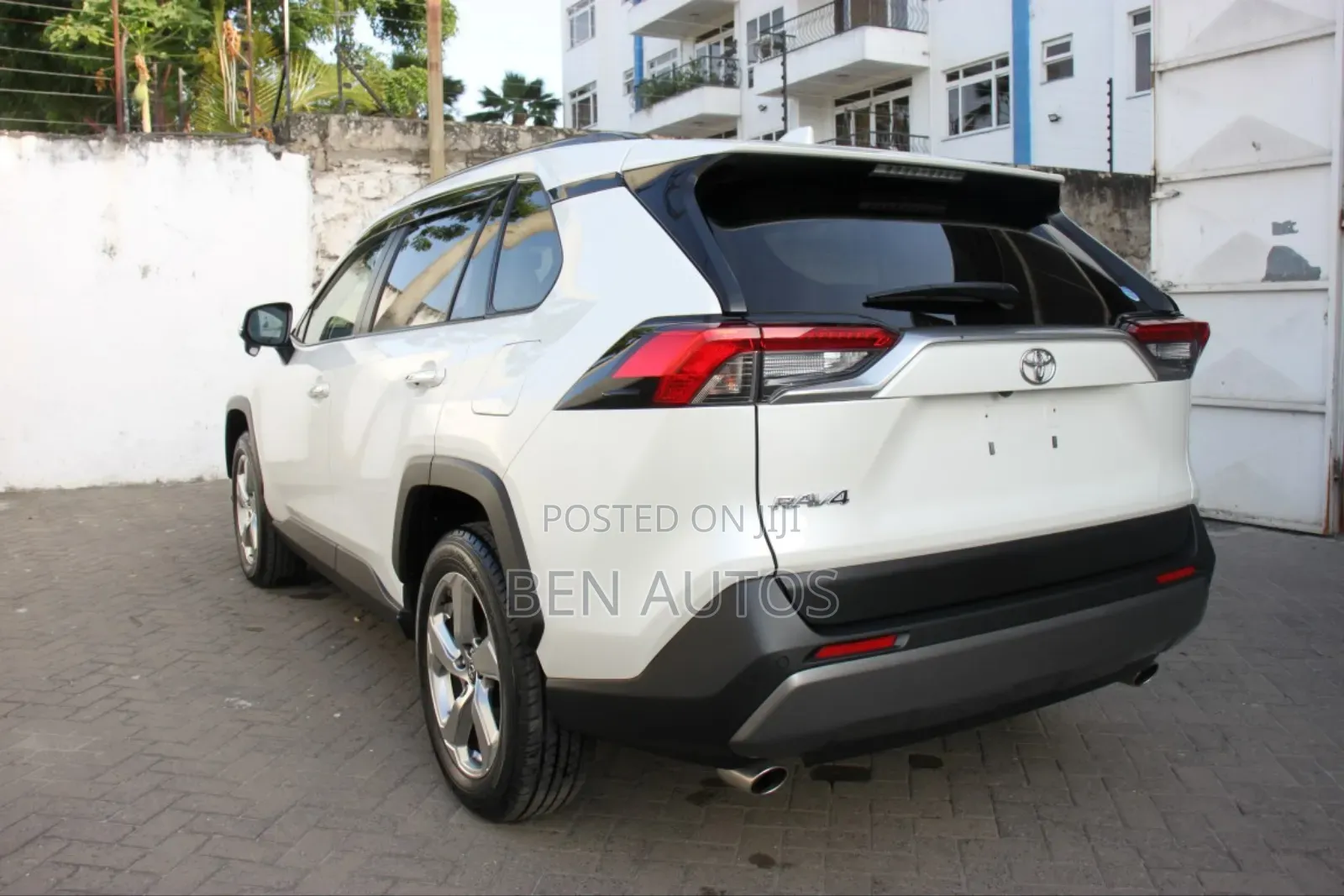 Toyota RAV4 XLE Premium AWD 2019 White