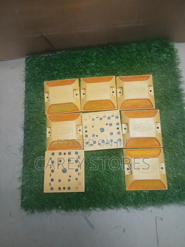 Plastic Road Studs / Cat Eyes - thumbnail 2