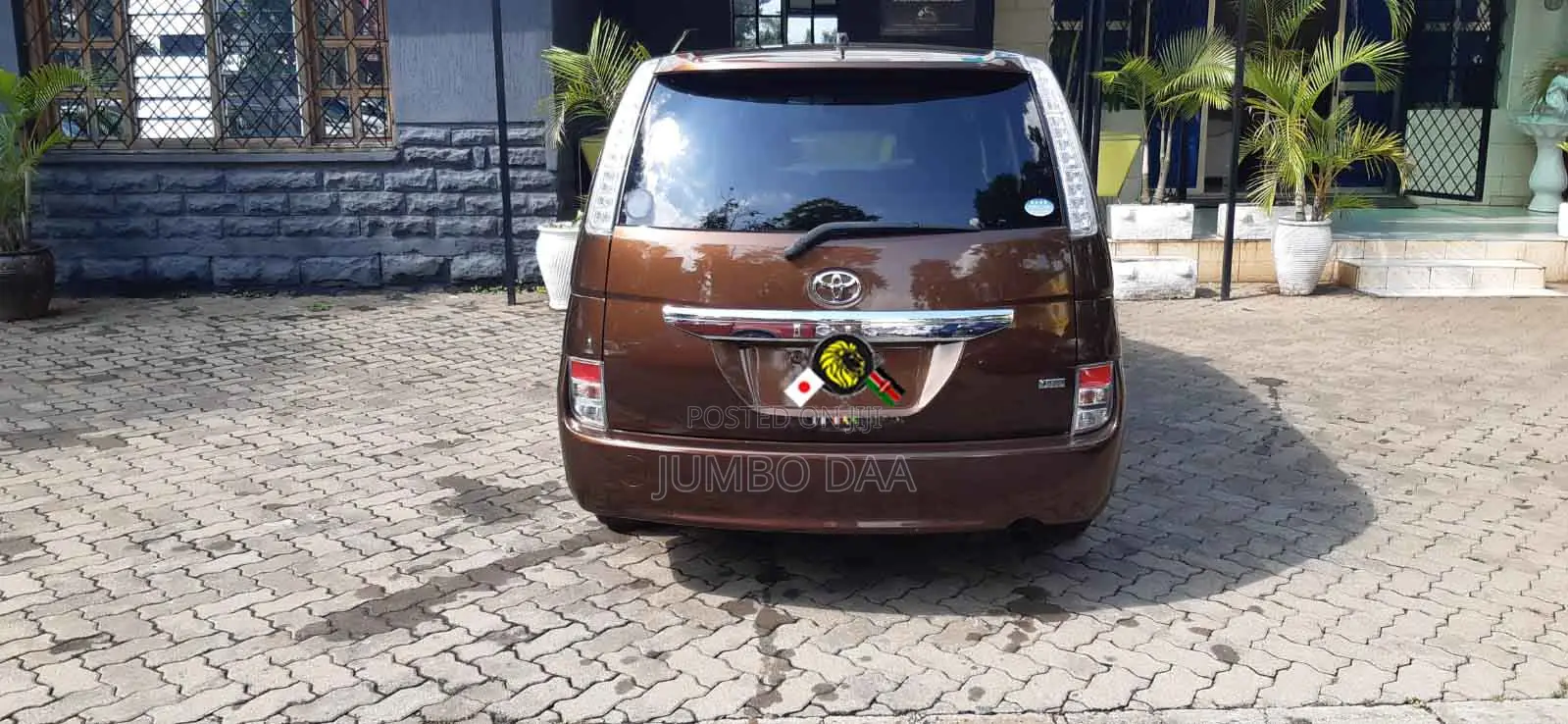 Toyota ISIS 2018 Brown