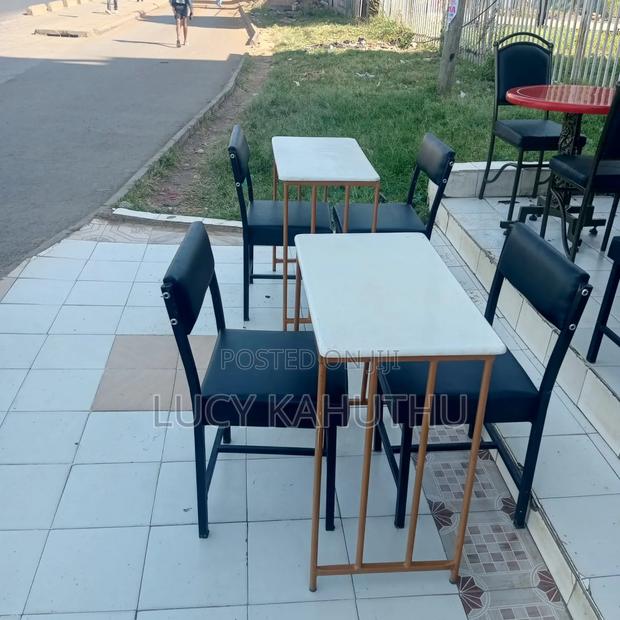 Simple Manicure Table With Office Chairs