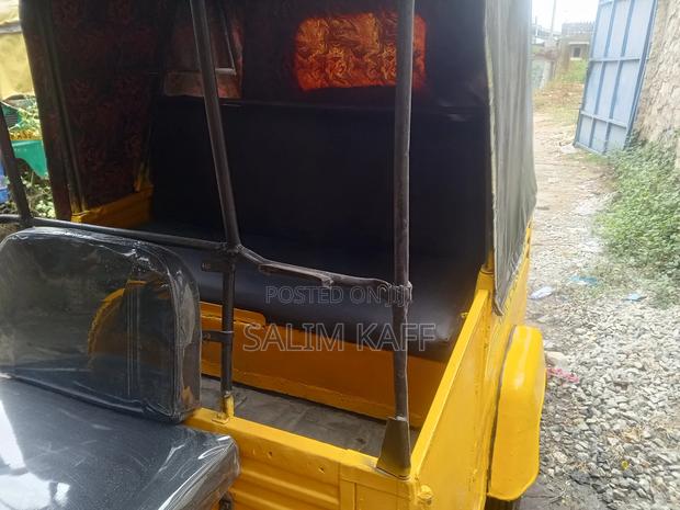 Piaggio 2018 Yellow - thumbnail 3
