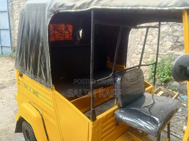 Piaggio 2018 Yellow - thumbnail 4