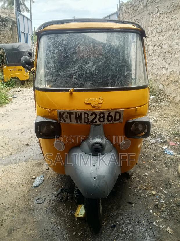 Piaggio 2018 Yellow - thumbnail 6