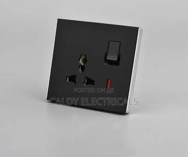 Black Universal Single Wall Socket H4x