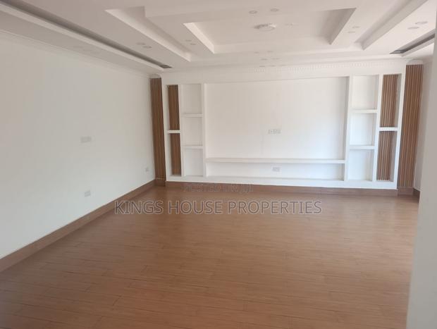 4bdrm Mansion in Memmbley Estate for sale