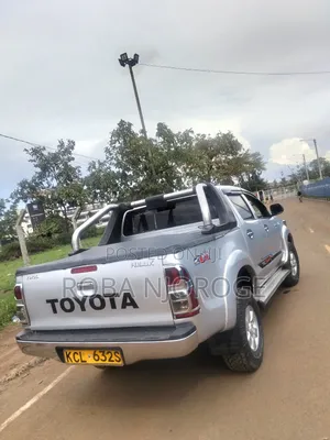 Toyota Hilux 2.5 D-4D 4X4 SRX 2010 Silver