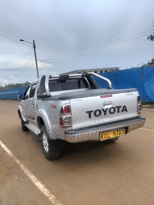Toyota Hilux 2.5 D-4D 4X4 SRX 2010 Silver