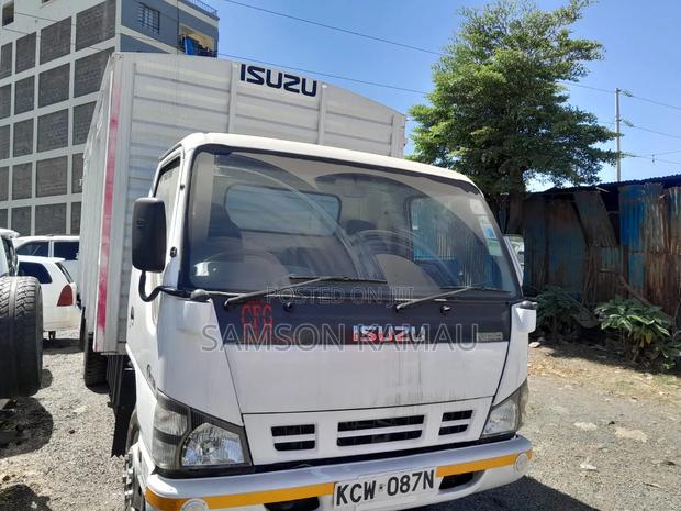 Isuzu NPR Canter - main view