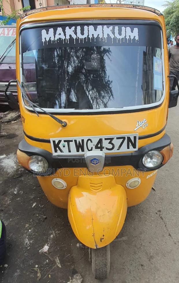 Piaggio 2023 Yellow - thumbnail 2
