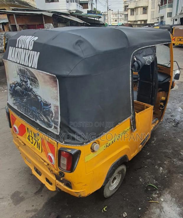 Piaggio 2023 Yellow - thumbnail 6