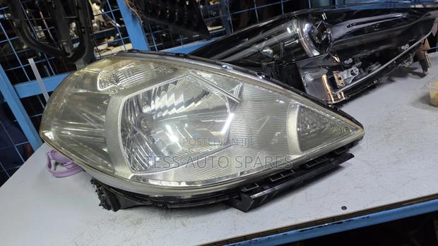 Nissan Tiida 2005 Headlight - main view