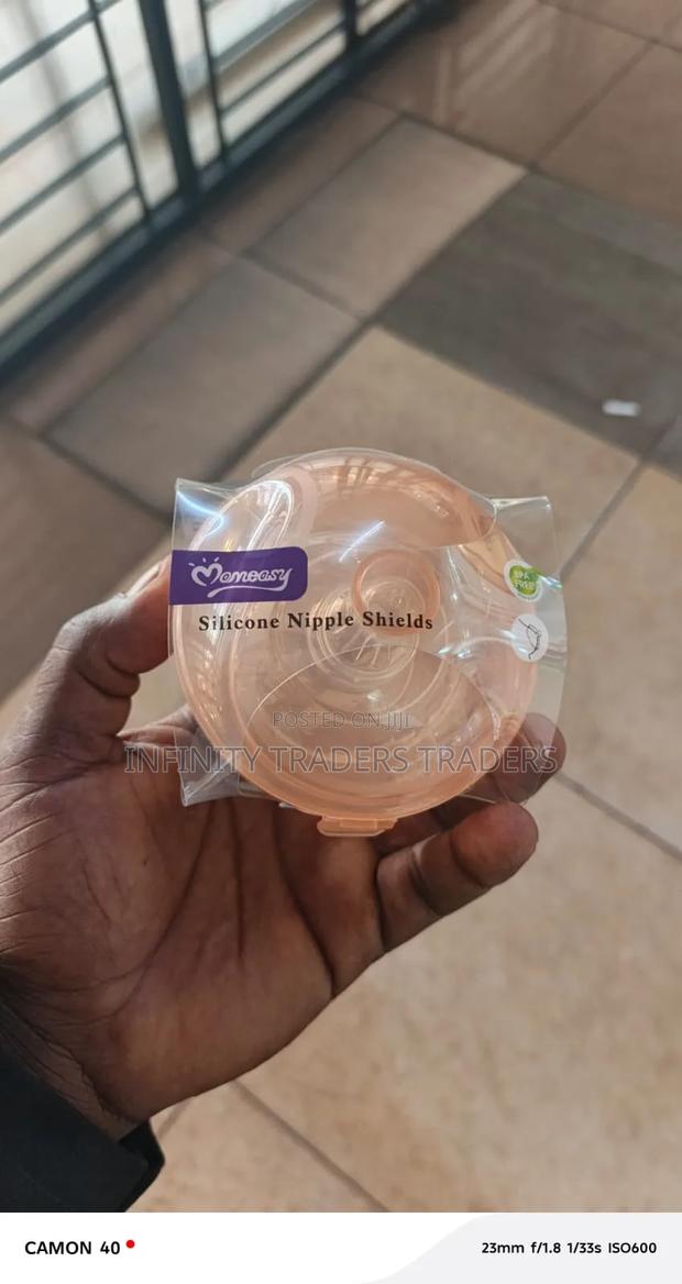 Momeasy Silicone Nipple Shield in Bpa Case - main view