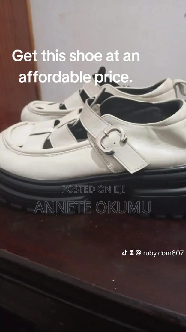 Ladies Shoe - main view