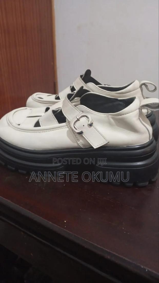 Ladies Shoe - thumbnail 3