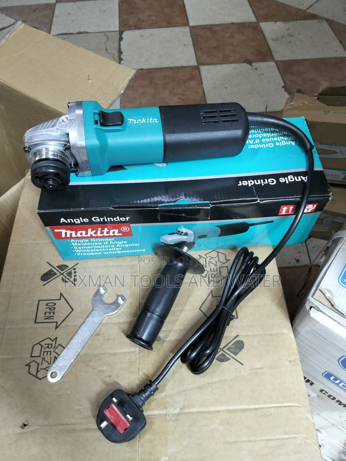 Makita Angle Grinder New 840 Watts 240 v and Free Cutting Disc