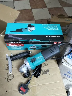 Best of Makita Angle Grinder 840 Watts 4.5 Inches and a Free Disc