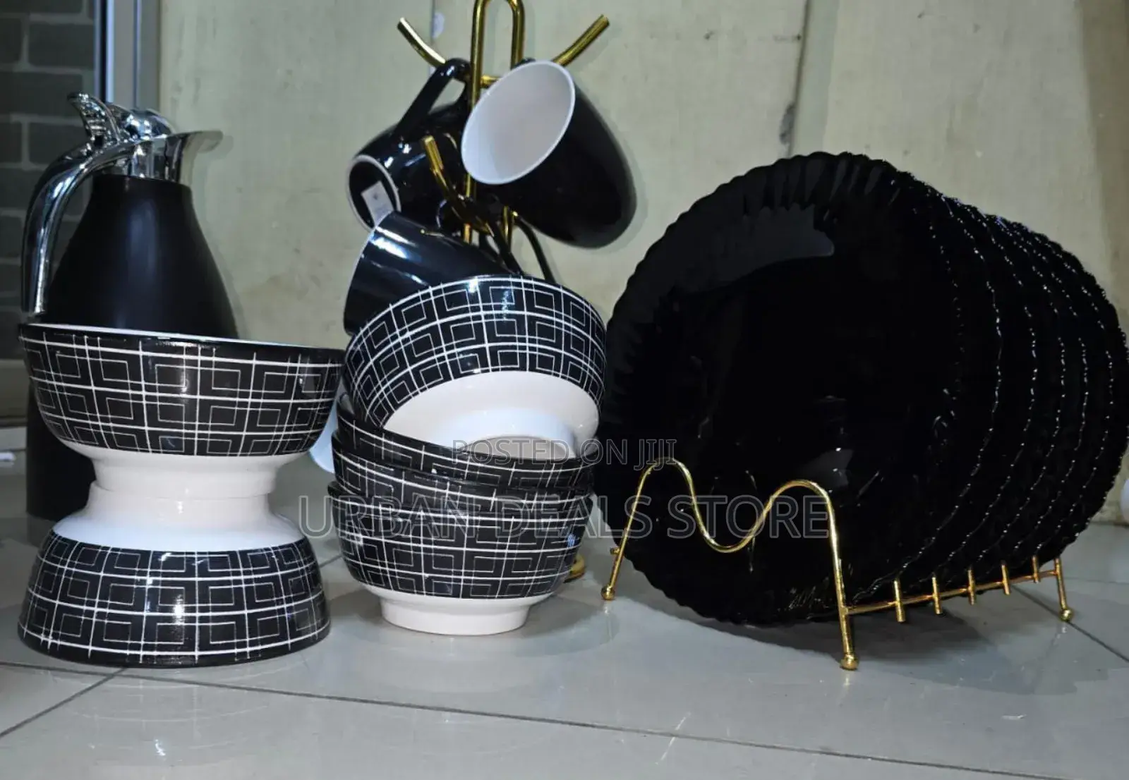 Breakfast Sets 19 PCS Sets
6 Plates
6 Bowls
6 Cups
1 Flask 
M