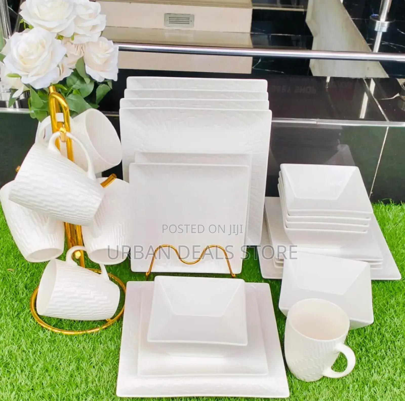24 Pieces Dinnerset 
6 Cups
6 Bowls
6 Side Plates 
6 Dinner Plates