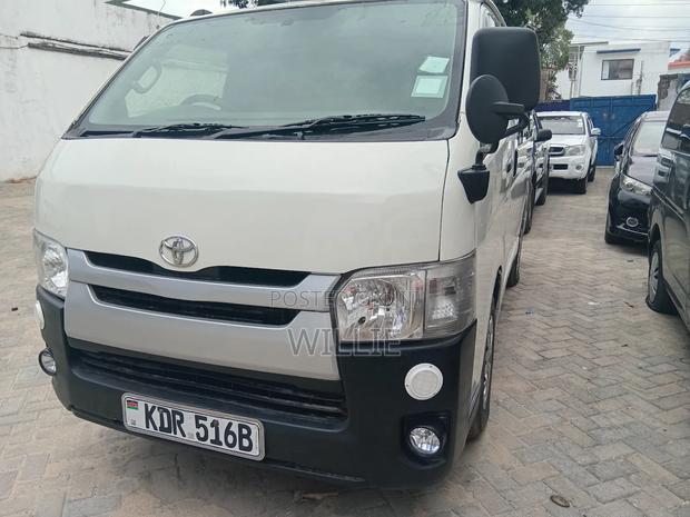 Toyota HiAce 2017 White