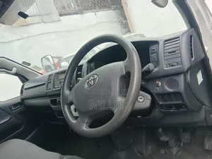 Toyota HiAce 2017 White