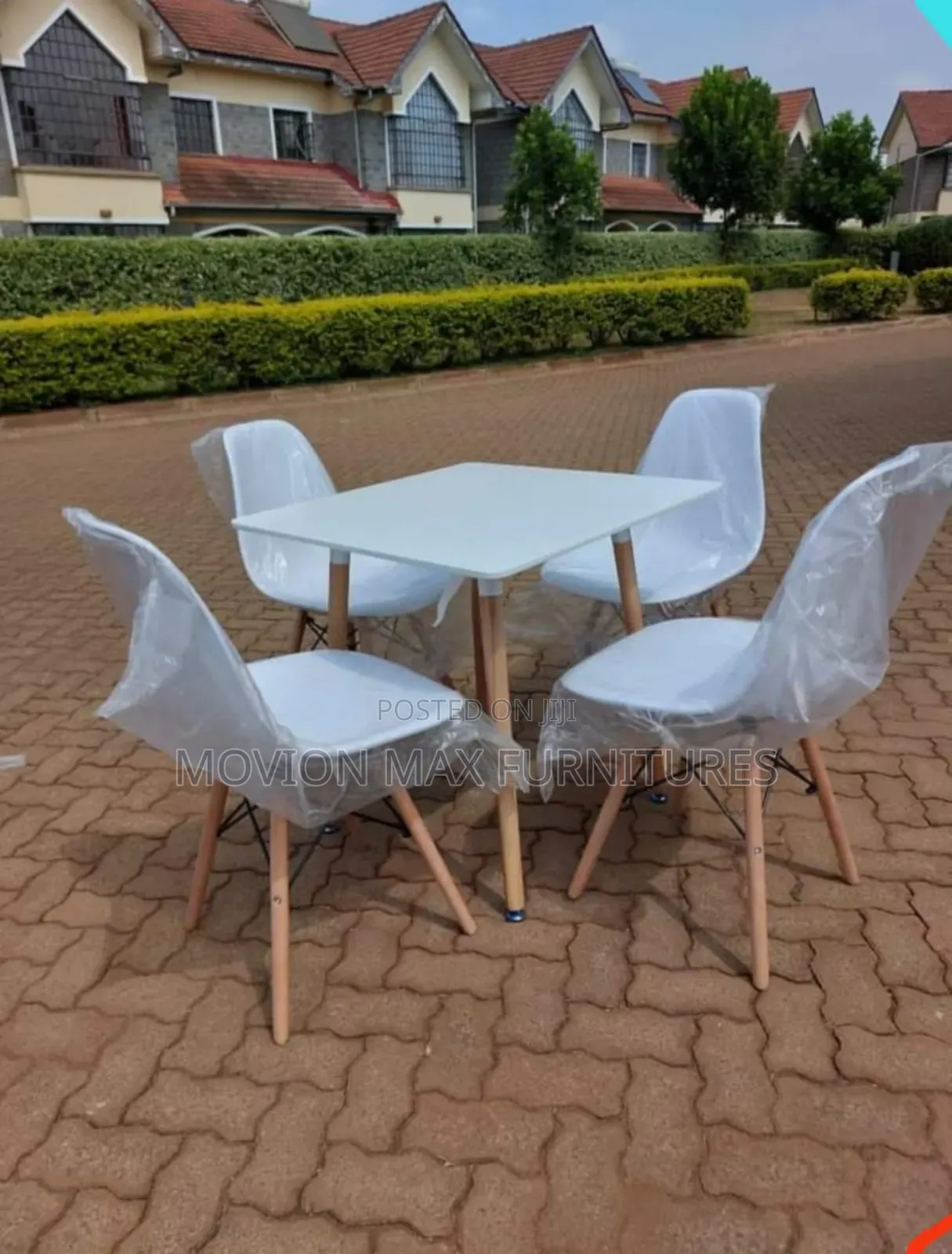 White Eames Table+Eames Chairs