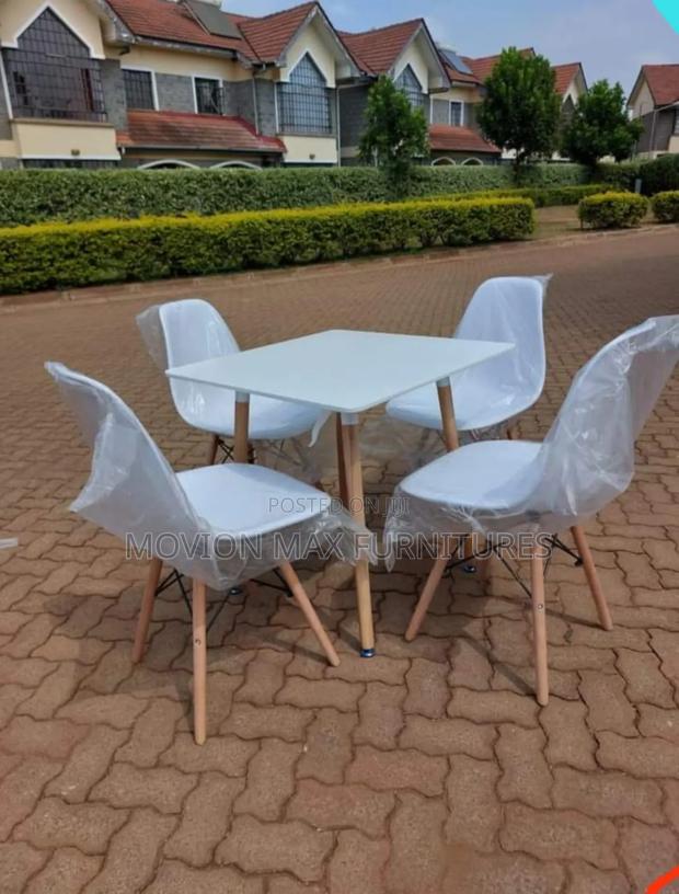 White Eames Table+Eames Chairs