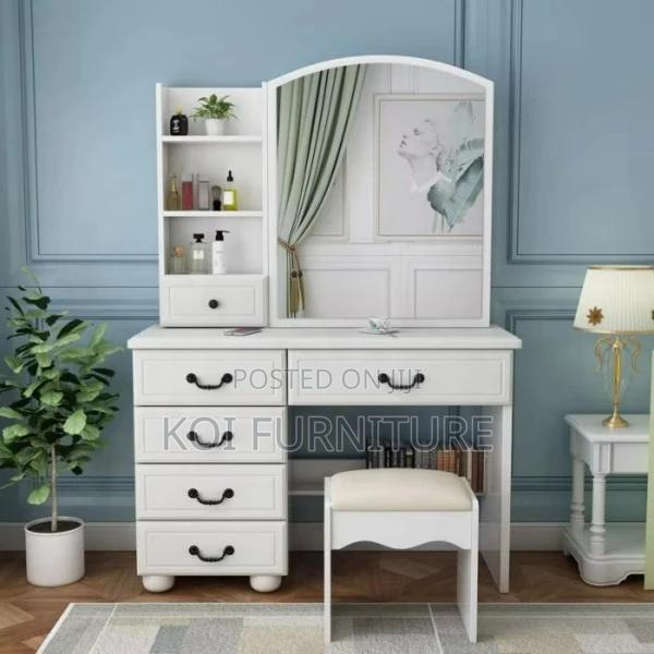 Dressers; Tredy Standard White Vanity Table