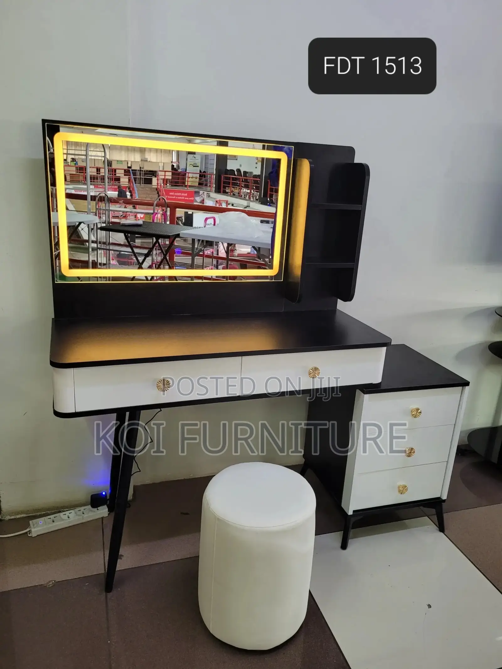 Dressers; Elegance Dressing Vanity Set With Lightings