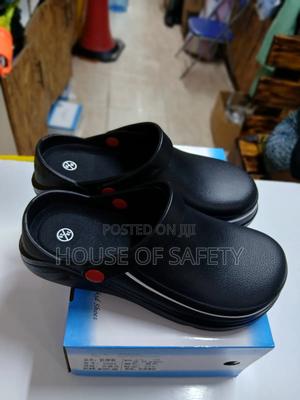 Busy, Fast-Paced Kitchen Crocs Roc - thumbnail 2