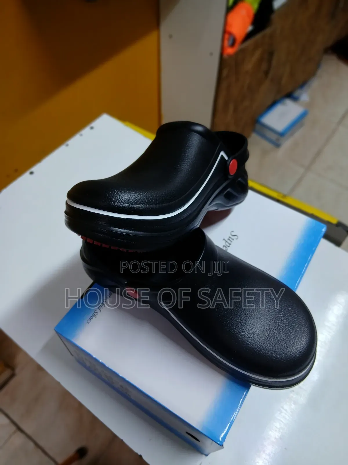 Busy, Fast-Paced Kitchen Crocs Roc
