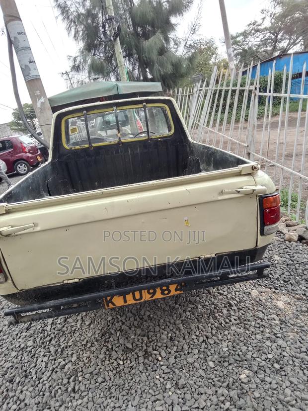 Nissan Pick-Up 1994 Yellow