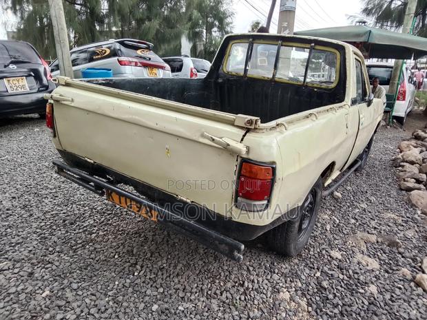 Nissan Pick-Up 1994 Yellow - thumbnail 2