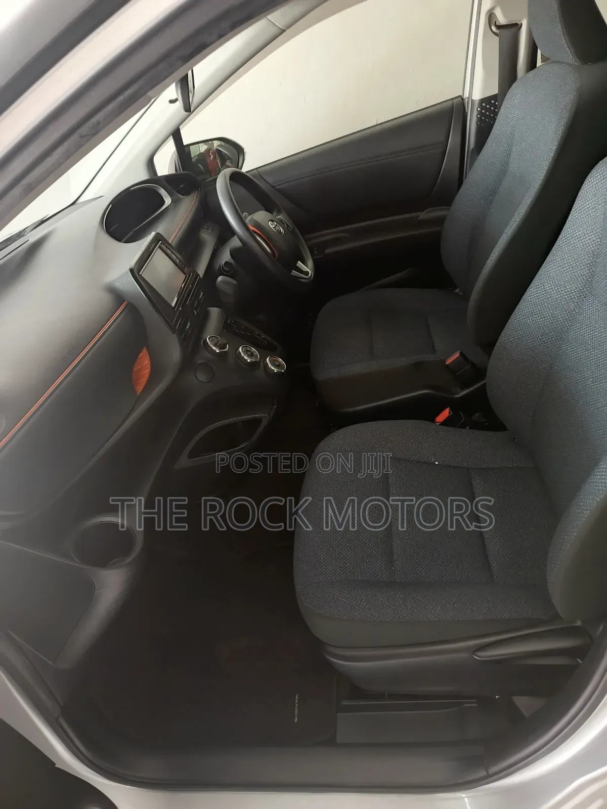 Toyota Sienta 2019 Silver
