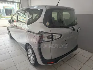 Toyota Sienta 2019 Silver