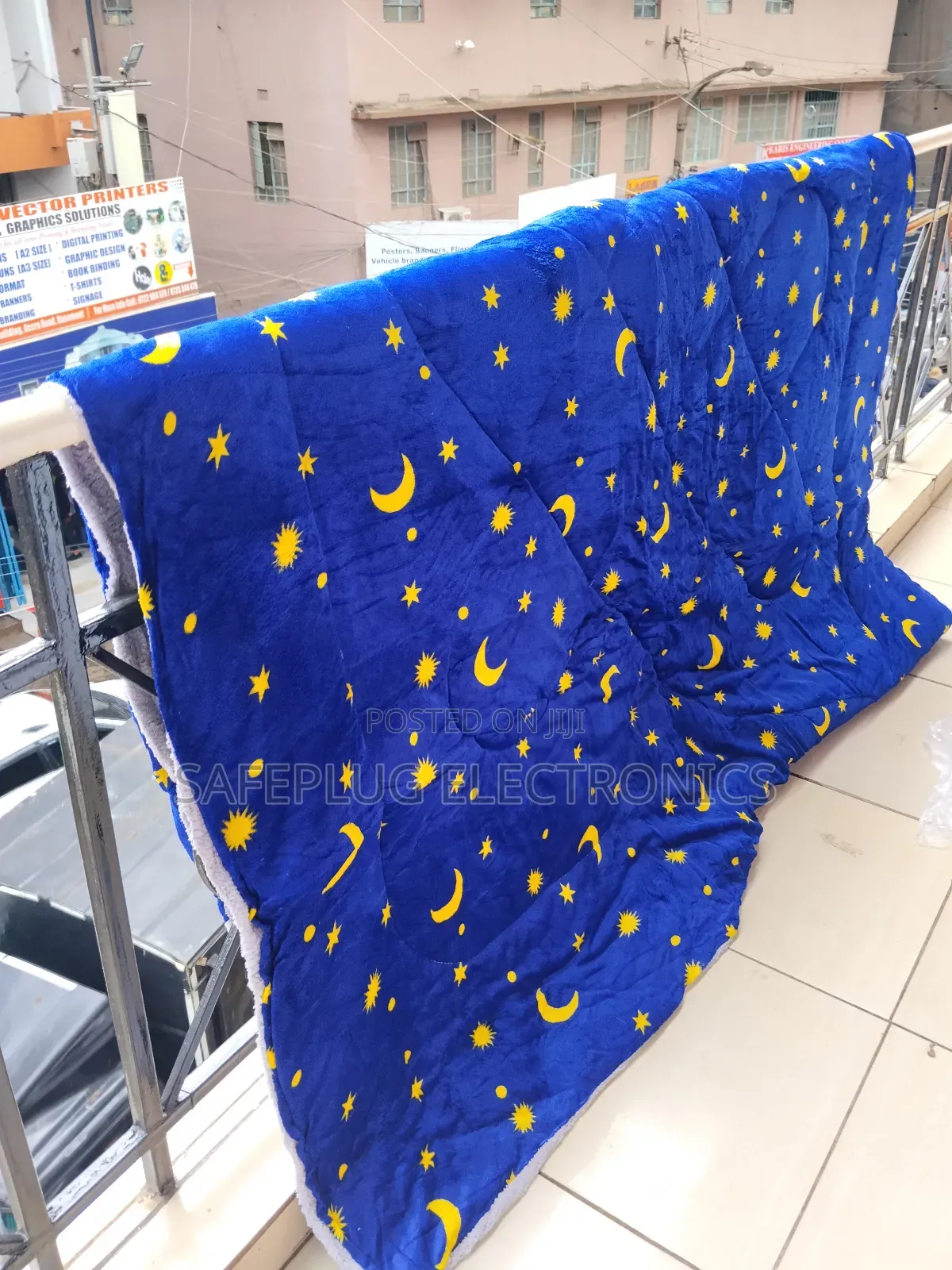 Single Woolen Duvet** 
・**Size**: 6x6 Feet