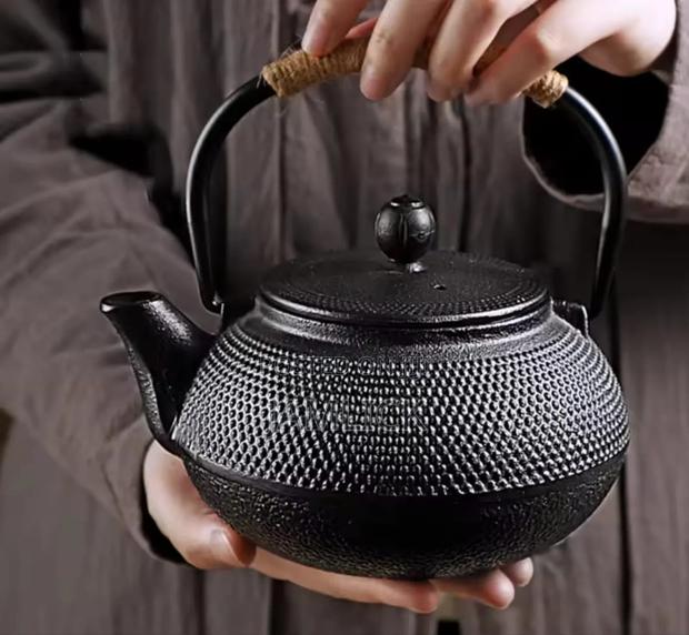 900ml Cast Iron Japanese Teapot With Infuser – Cr - main view