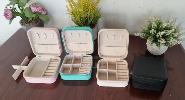 Portable Compact Beauty Accessory Storage Box –Pm - main view