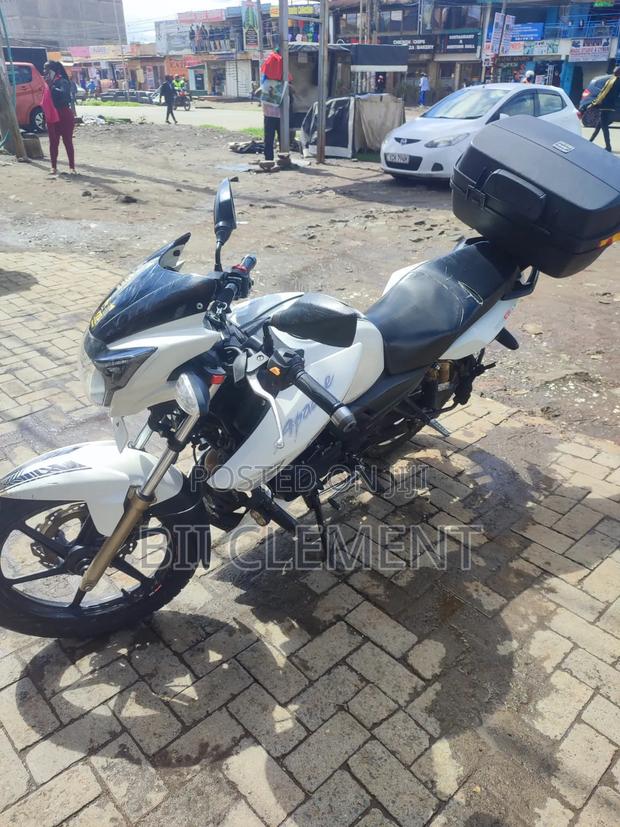 TVS Apache 180 RTR 2022 White - main view