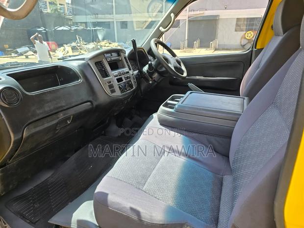 Nissan Caravan (Urvan) 2012 Yellow - thumbnail 10