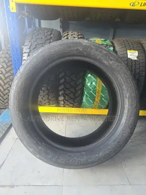 275/50r21 Goodyear Effecient Grip Tire