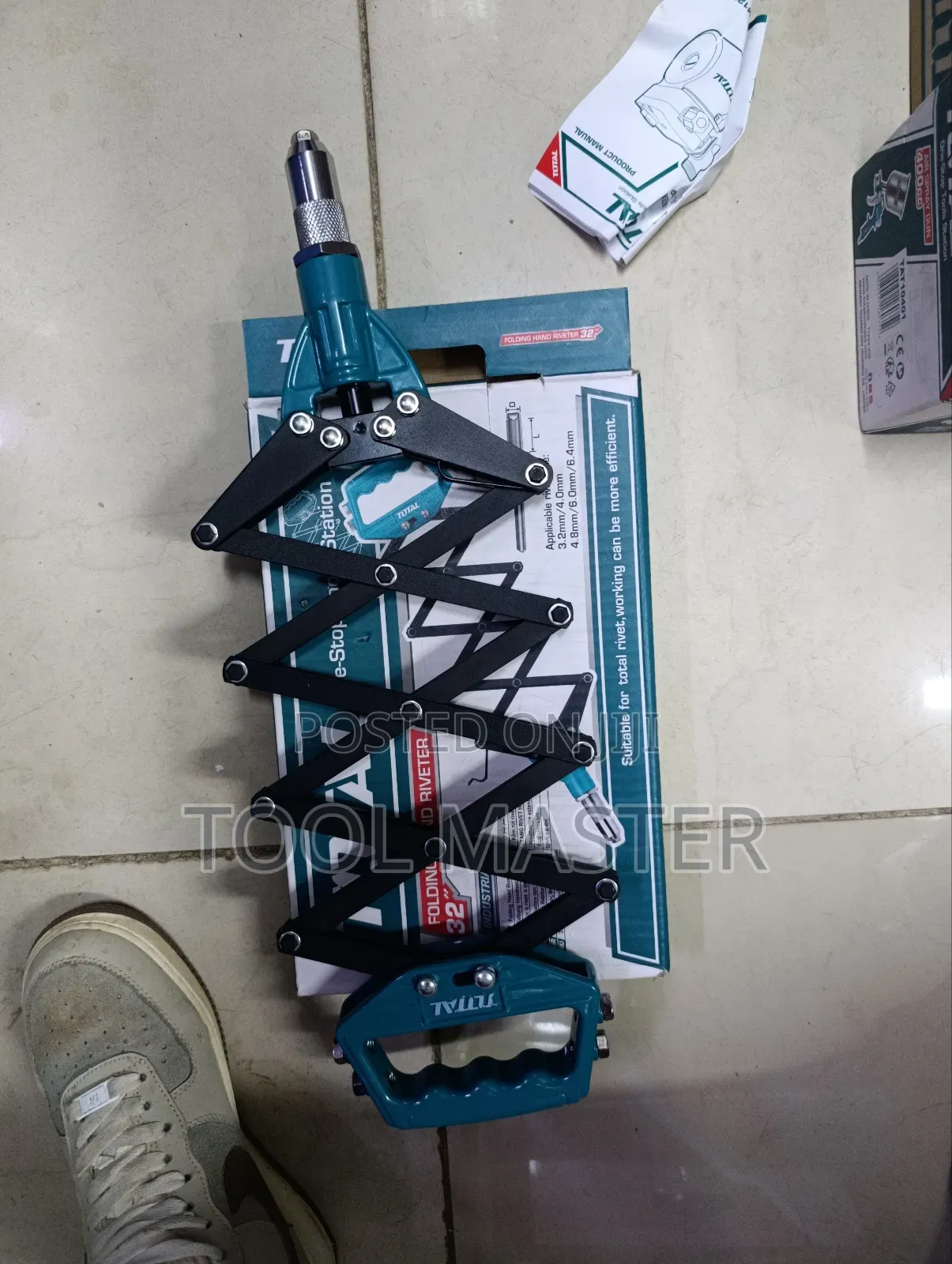 32" Total Folding Hand Rivet Gun