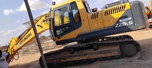 Hyundai 220 Excavator - thumbnail 2